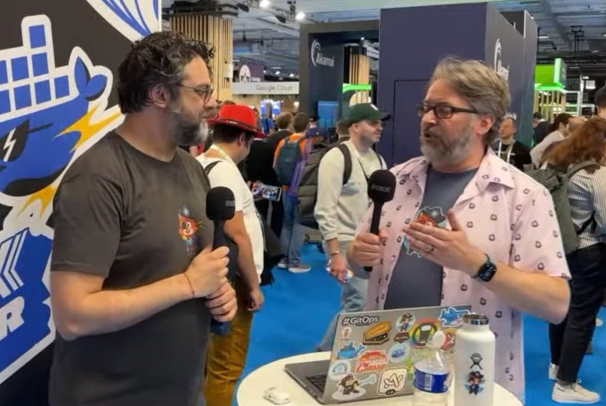 It was a great pleasure to finally meet @BretFisher and @normalfaults (and photobomb their live-stream 🤭). I'm actually watching the show online, in the show. 😅