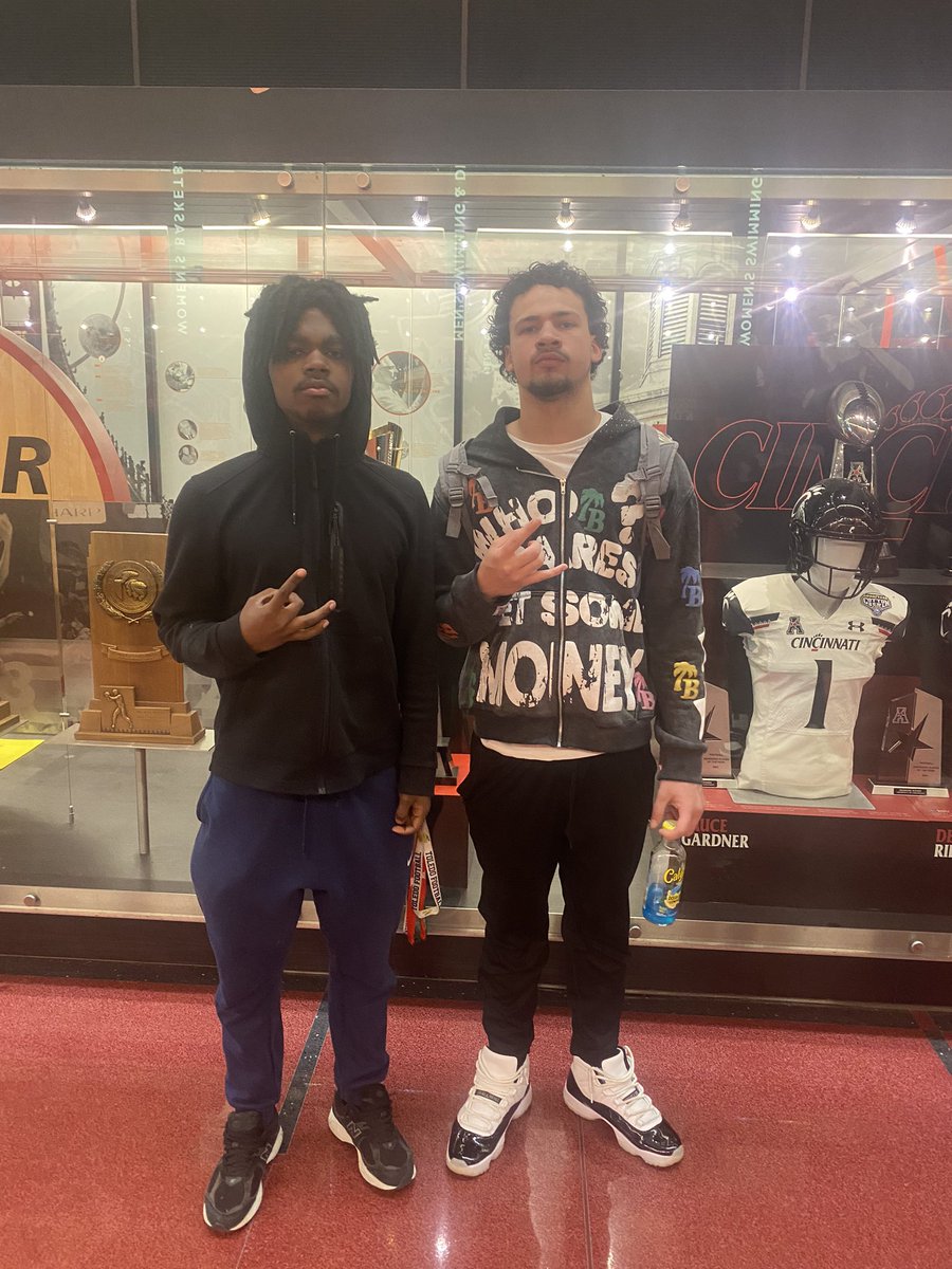 FrankBell07's tweet photo. Thank you @DB_CoachCoombs @UC_Recruiting @CoachStingley @NikoPalazeti for inviting me and my brothers to watch yall practice we love the intensity and hard work today can’t wait to come back for the spring games and camps #hometownhero @CoachWillD1 @Coach_Mobley @eerric09 https://t.co/AOWTa3pZq4