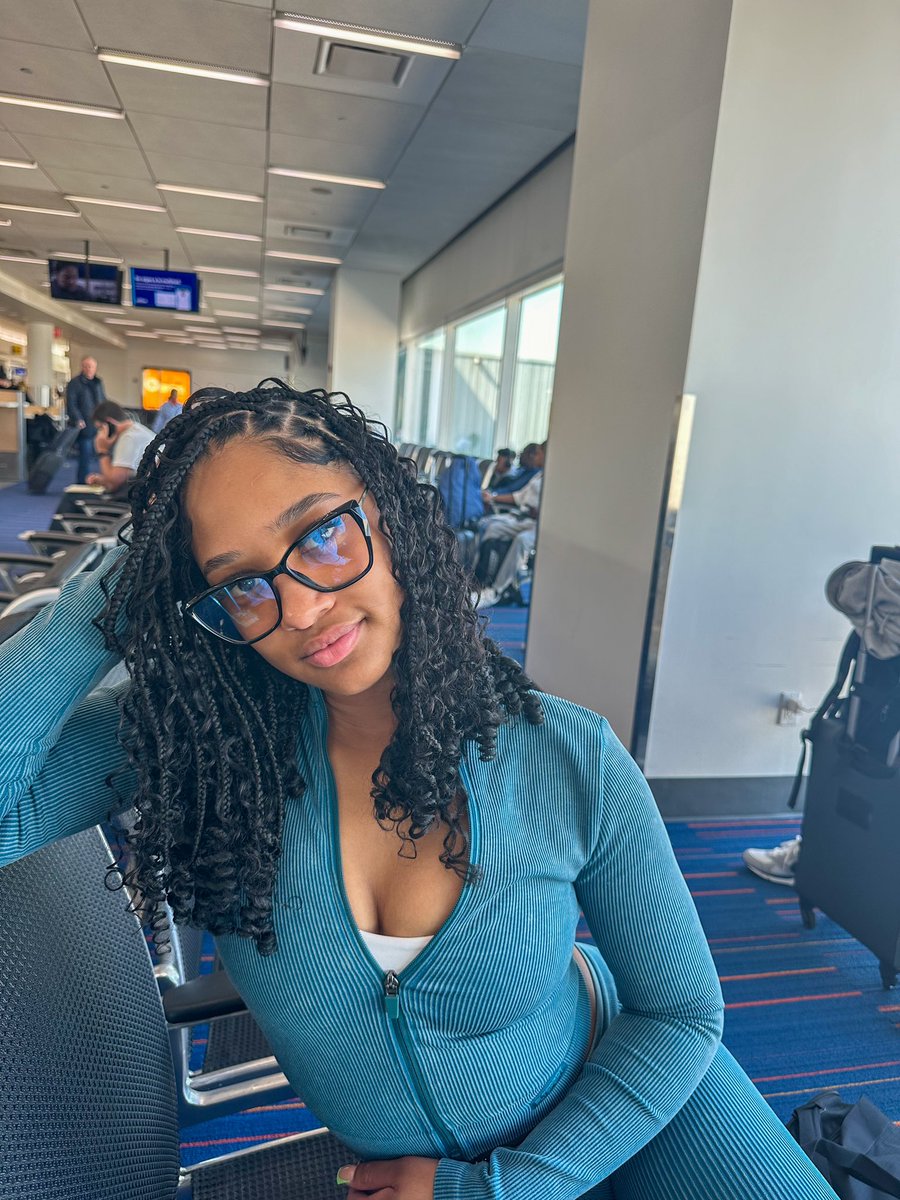 _yanix0's tweet photo. Your airport fit matters 🩵 https://t.co/ZxLLUJECmD