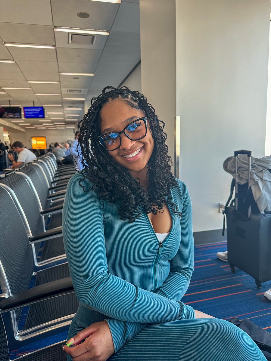 _yanix0's tweet photo. Your airport fit matters 🩵 https://t.co/ZxLLUJECmD