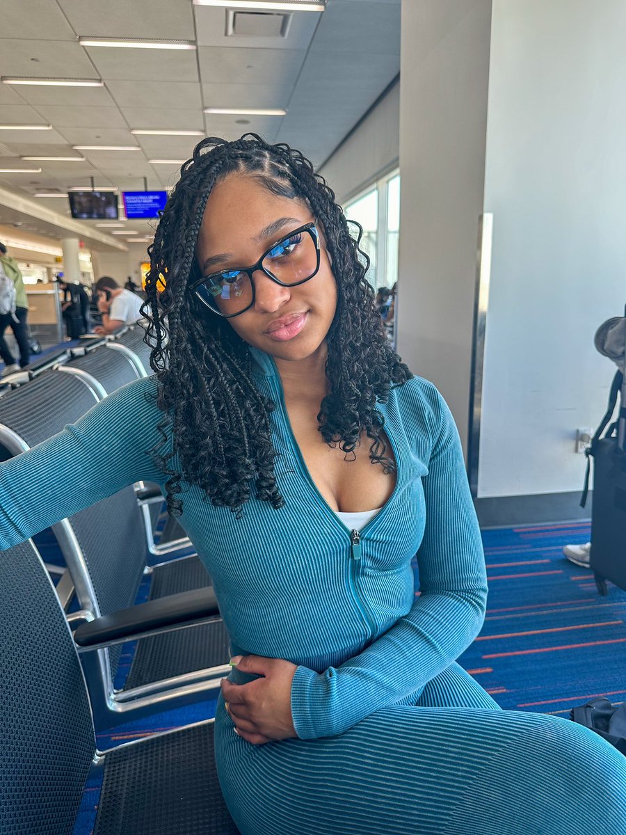 _yanix0's tweet photo. Your airport fit matters 🩵 https://t.co/ZxLLUJECmD