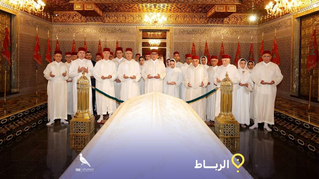 RmiliMeriem's tweet photo. في ذكرى وفاة المغفور الله جد الأمة محمد الخامس، ترحما على روحه الطاهرة قام أعضاء المكتب السياسي لحزب التجمع الوطني للأحرار  بزيارة ضريح محمد الخامس بالعاصمة الرباط .
 وقد ترأس هذه الزيارة الأخ الرئيس عزيز أخنوش. https://t.co/uU3v1DnKUN