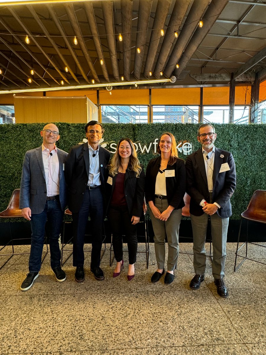 RamaswmySridhar's tweet image. Amazing to see so many of @SnowflakeDB 's customers attend our customer panel on "Unleashing the Potential: Generative AI and the Future of Financial Services" at the city vineyard in the Big Apple! 

This capped off meeting over two dozen customers this week. Excited to hear…