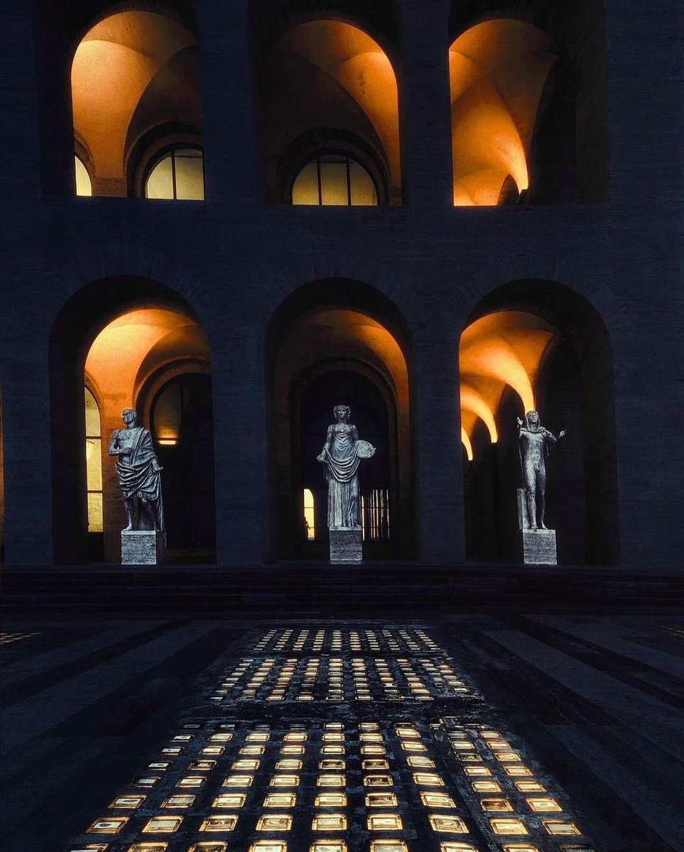 Palazzo della Civiltà Italiana😍 Foto @carthe #romabynight