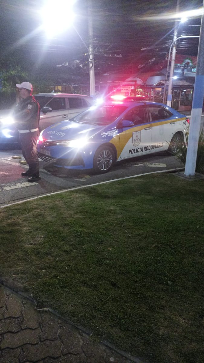 PMERJ's tweet photo. Policiais do #CTRv reforçam o policiamento na Rj-106 em Rio das Ostras.
#ServireProteger https://t.co/JFeoQXRfvb