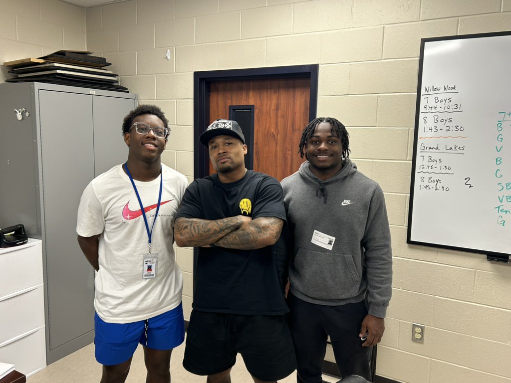 CoachJDCary's tweet photo. @Football_TMHS class of ‘25 running backs Isaiah Nelson and Treveon Green has the honor of meeting Crosby, Rice, and NFL RB Austin Walter…what a great man who is using his platform to impact the lives of young men! @groovyyybabyyy @isaiahn_13 @treyg217 #NavyEmpire https://t.co/7DDlhKWIWh