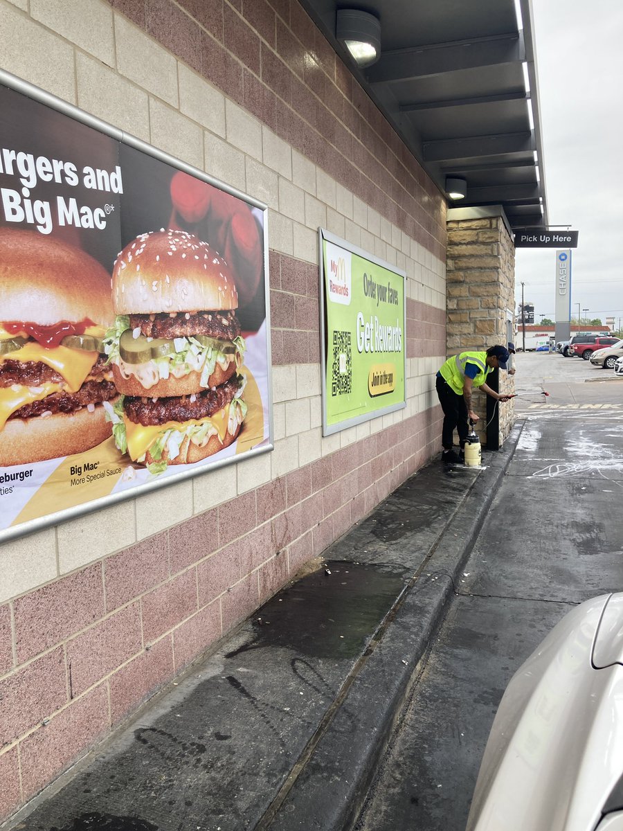 Yikes, saw this at the @McDonalds drive thru. McD employee using no protective gear spraying Roundup weed killer, oozing out of the sprayer, outside the drive thru window. Where do they store this? What does the employee do after this? Make food? @epa @OSHA_DOL @CityOfDallas