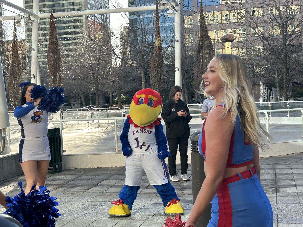HeythereDinSLC's tweet photo. 🎷🥁 + 📣 + 🏀 = #marchmadness 

Came across #kansasbasketball marching band, cheerleaders, and a dancing #jayhawk 

#ncaa #deltacenter #kutv #utahliving #onlyinutah #livinginutah #heytheredinslc #whatsit #likeinsaltlakecity https://t.co/2haOrG0Sm0