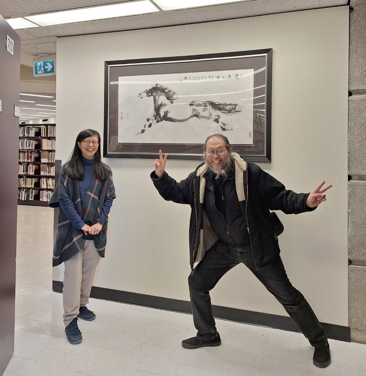 A surprise visit from Tien Chang. Originally from Taiwan, now based in Toronto, he specializes in painting horses & donated this painting to @EastAsianLib in 2011. During the photo shoot, he playfully struck his signature pose. A delightful artist. @uoftlibraries @TienHorse