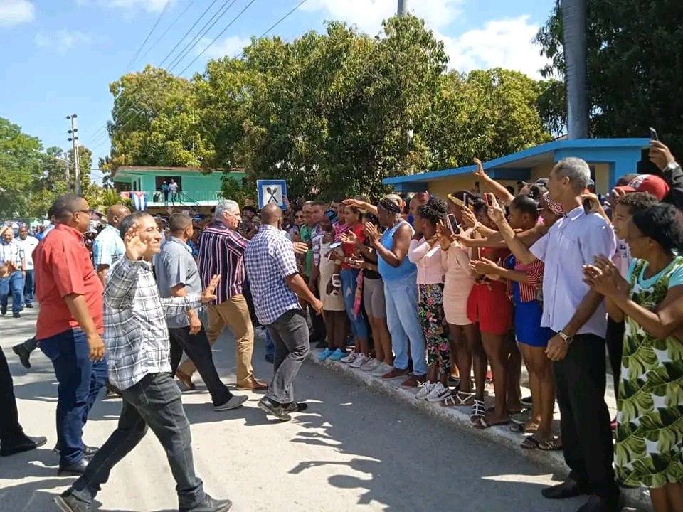 El pueblo junto a nuestro Presidente <a href="/DiazCanelB/">Miguel Díaz-Canel Bermúdez</a> en el recorrido de hoy por objetivos económicos y sociales del municipio El Salvador en Guantánamo. ¿En qué país del mundo sucede un hecho de expresión de democracia y participación como ese?. Solo en #Cuba. 
#EstaEsLaRevolución