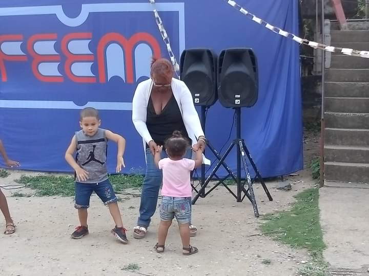 LisyIsla's tweet photo. #AquíConCuba 🇨🇺 En una tarde diferente para las familias del Cucuní, en la  demarcación del CP Pueblo Nuevo en #IslaDeLaJuventud. 
Con alegría contagiosa "La FEEM 💙 por los barrios "#SentirPinero #PorUn26EnEl24  #EstaEsLaRevolución
@AylinAlvarezG @UJCdeCuba https://t.co/fegCJ7JOBZ