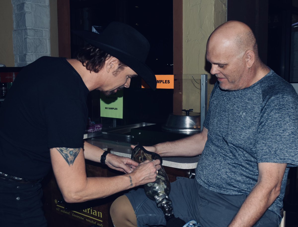 ClayCooper5's tweet photo. Autographed my first prosthetic leg last night! Super cool dude. https://t.co/q3VDVuJxmJ