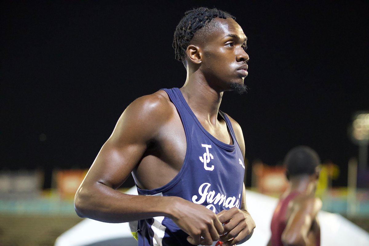 After an intense run, Kemarrio Bygrave emerges as the leader among the semi-finalists in the Class 1 boys' 800m at #Champs2024:
Kemarrio Bygrave - Jamaica College: 1:57.97 (Q)
Yoshane Bowen - Maggotty High: 2:00.47 (Q)
Justin Webb - Calabar High School: 1:58.25 (Q)