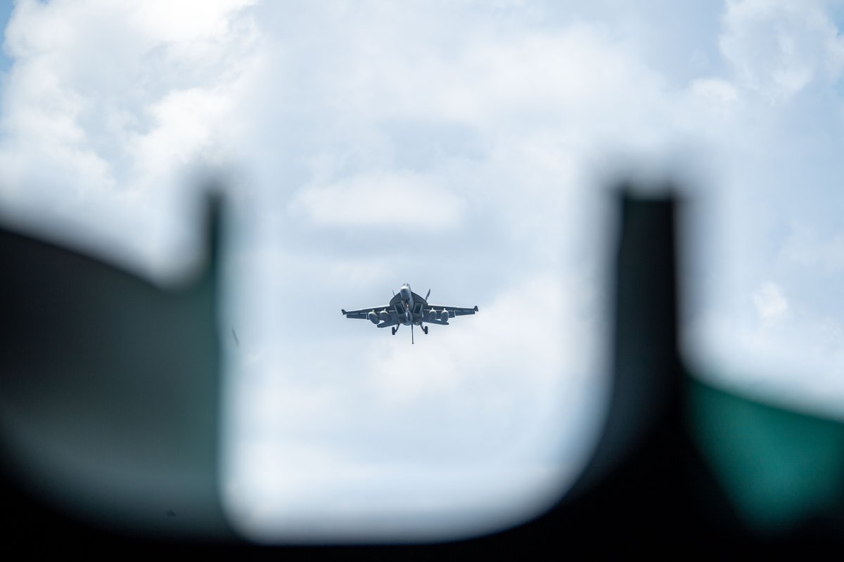 U.S. Navy Sailors assigned to the Nimitz-class aircraft carrier USS Theodore Roosevelt (CVN 71) conduct flight deck operations. 

#USNavy | #OperationalReadiness https://t.co/xeysvPBC0T