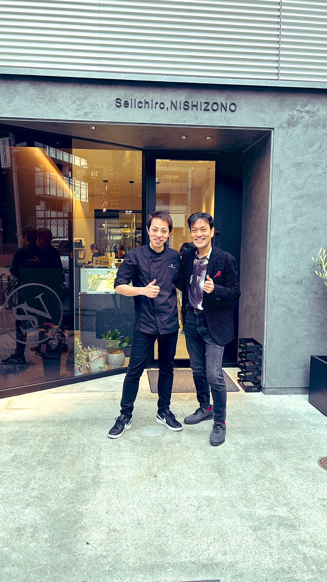 AkashiYamane's tweet photo. OUR DECADE
新店舗にて西園シェフと10年ぶりの対談。
共に歩んできたこの10年の変化と進化を確認し合う幸せな時間でした。

歌詞を書くのは菓子を作るようにアイデアが湧いてくる。
一番印象に残った言葉です。
一緒に曲作りしましょうね♪

#スイーツ
#西園シェフ
#seiichironishizono 
#パティシエ https://t.co/K5Wx9Poahb