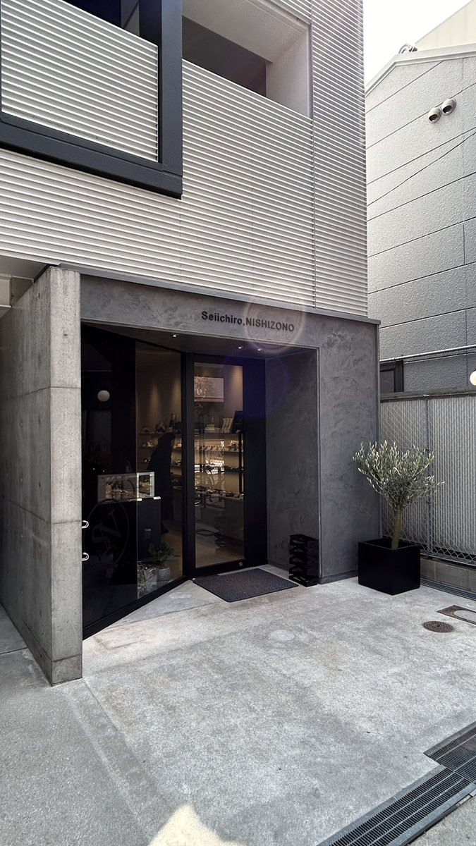 AkashiYamane's tweet photo. OUR DECADE
新店舗にて西園シェフと10年ぶりの対談。
共に歩んできたこの10年の変化と進化を確認し合う幸せな時間でした。

歌詞を書くのは菓子を作るようにアイデアが湧いてくる。
一番印象に残った言葉です。
一緒に曲作りしましょうね♪

#スイーツ
#西園シェフ
#seiichironishizono 
#パティシエ https://t.co/K5Wx9Poahb