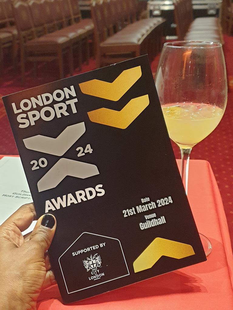 A well deserved soft drink (Ginger Spritz) after hosting the @LondonSport Awards for a second year. Cheers 🥂

#LondonSportAwards