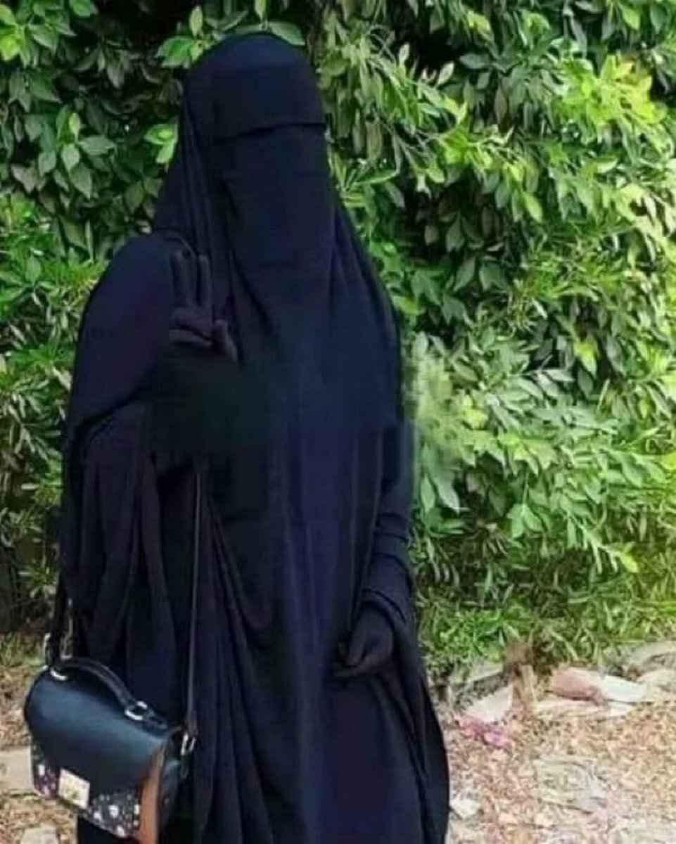 ماذا تقول عندما ترى مثل هاذه الفتاة في الشارع
…………………….✍️