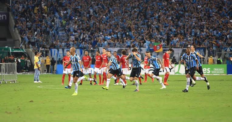 lucasmarketeiro's tweet photo. "Ai, ganhamos do Grêmio na final do campeonato gaúcho de 2011."

2018 - Grêmio eliminou o Inter do gauchão.
2019 - Grêmio ganhou do Inter na final do gauchão.
2020 - Grêmio eliminou o Inter do gauchão.
2021 - Grêmio ganhou do Inter na final do gauchão.
2022 - Grêmio eliminou o Inter do gauchão.