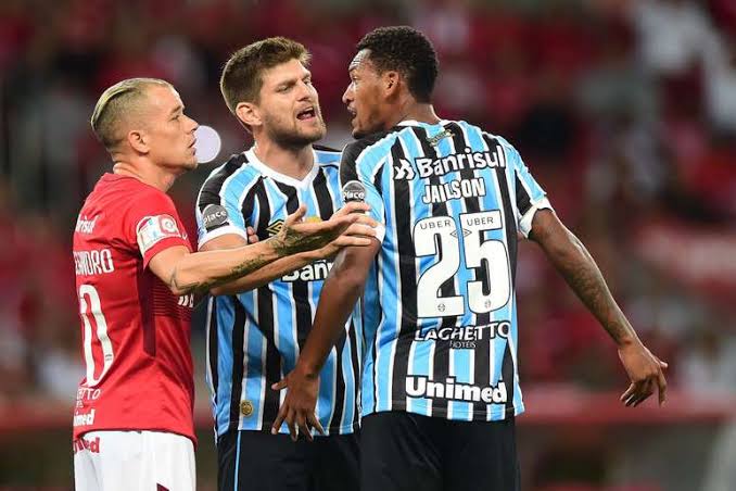 lucasmarketeiro's tweet photo. "Ai, ganhamos do Grêmio na final do campeonato gaúcho de 2011."

2018 - Grêmio eliminou o Inter do gauchão.
2019 - Grêmio ganhou do Inter na final do gauchão.
2020 - Grêmio eliminou o Inter do gauchão.
2021 - Grêmio ganhou do Inter na final do gauchão.
2022 - Grêmio eliminou o Inter do gauchão.