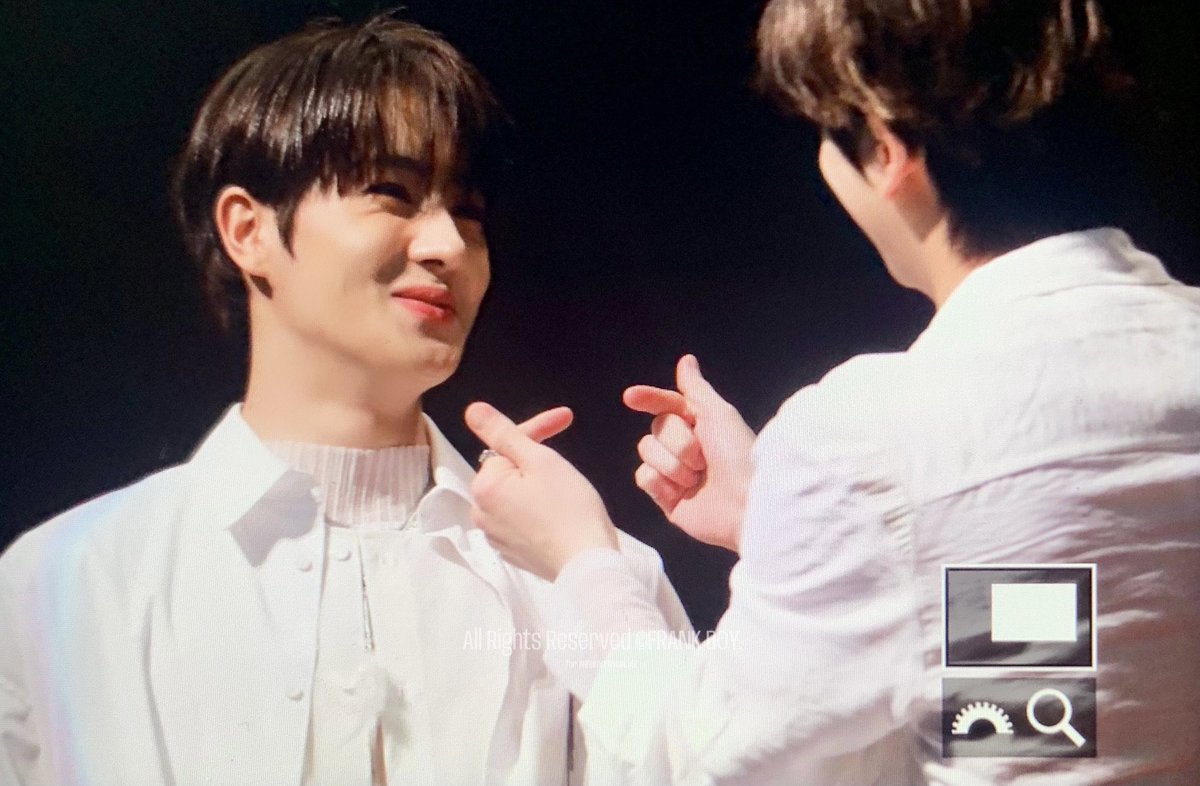 favoritembb's tweet photo. 내가볼땐둘사이에무슨일이일어난게분명함 https://t.co/JnaZurLjgn