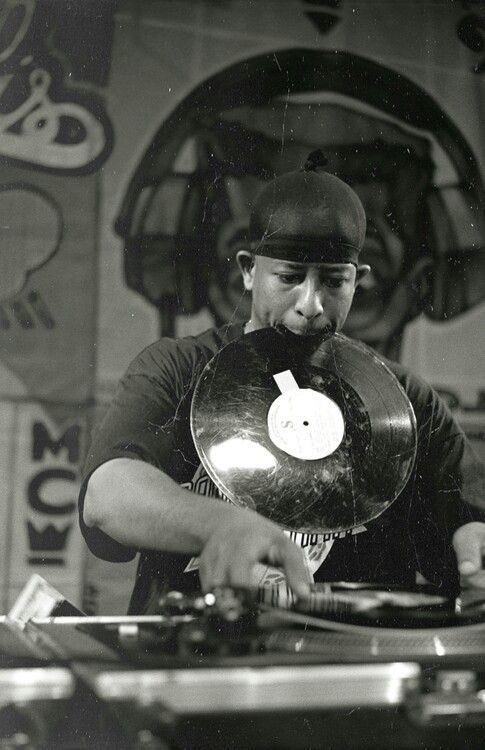 Happy Birthday to DJ Premier. One of the greatest Hip-Hop producers ever. Gave us classic beats. #Top5 

My favorite beats:

NY State of Mind
Represent
D'Evils
Nas Is Like
When I B On The Mic
Moment Of Truth
Mass Appeal
Recognize
So Ghetto
Shut Your Bloodclot Mouth