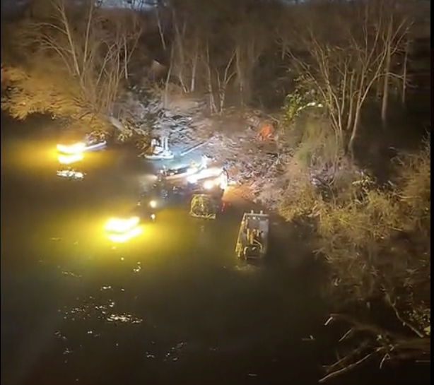HAPPENING NOW: Night search for #RileyStrain (can see deeper with lights than you can during the day) They moved out and are headed down the river now. Bank is not steep at the waterline.
