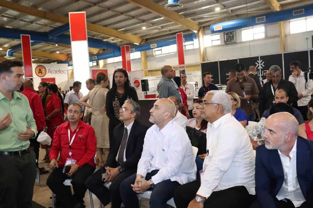 Minjus_Cuba's tweet image. El ministro @OscarCubaMinjus, el presidente del @ConsejoGestores @FdoJSantiago, la delegación que lo acompaña y representantes del @Minjus_Cuba participaron hoy en la Feria Expositiva del evento internacional #Informatica2024 en el recinto ferial Pabexpo

#Cuba 🇨🇺
#España 🇪🇦
🧵