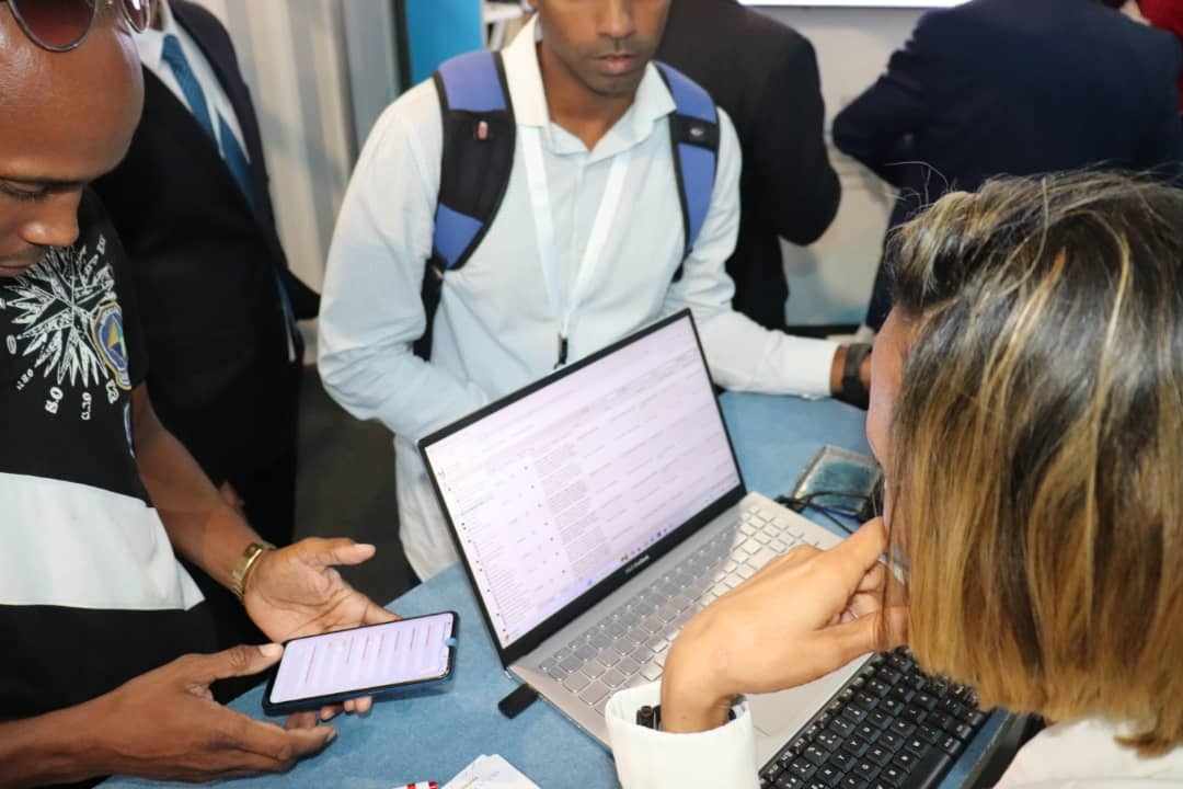 Minjus_Cuba's tweet image. El ministro @OscarCubaMinjus, el presidente del @ConsejoGestores @FdoJSantiago, la delegación que lo acompaña y representantes del @Minjus_Cuba participaron hoy en la Feria Expositiva del evento internacional #Informatica2024 en el recinto ferial Pabexpo

#Cuba 🇨🇺
#España 🇪🇦
🧵