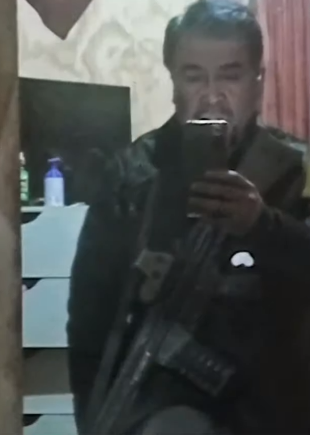 Caplevi1540's tweet photo. Héctor Llaitul posaba con armas de guerra, tomaba fotos de los atentados, tenía contactos en Cuba y Argentina para internar armas para el terrorismo en la Araucanía.

Este es el famoso "preso político mapuche" que algunos trataron de pintar por años. #Meganoticias https://t.co/y3ltiHuIG1