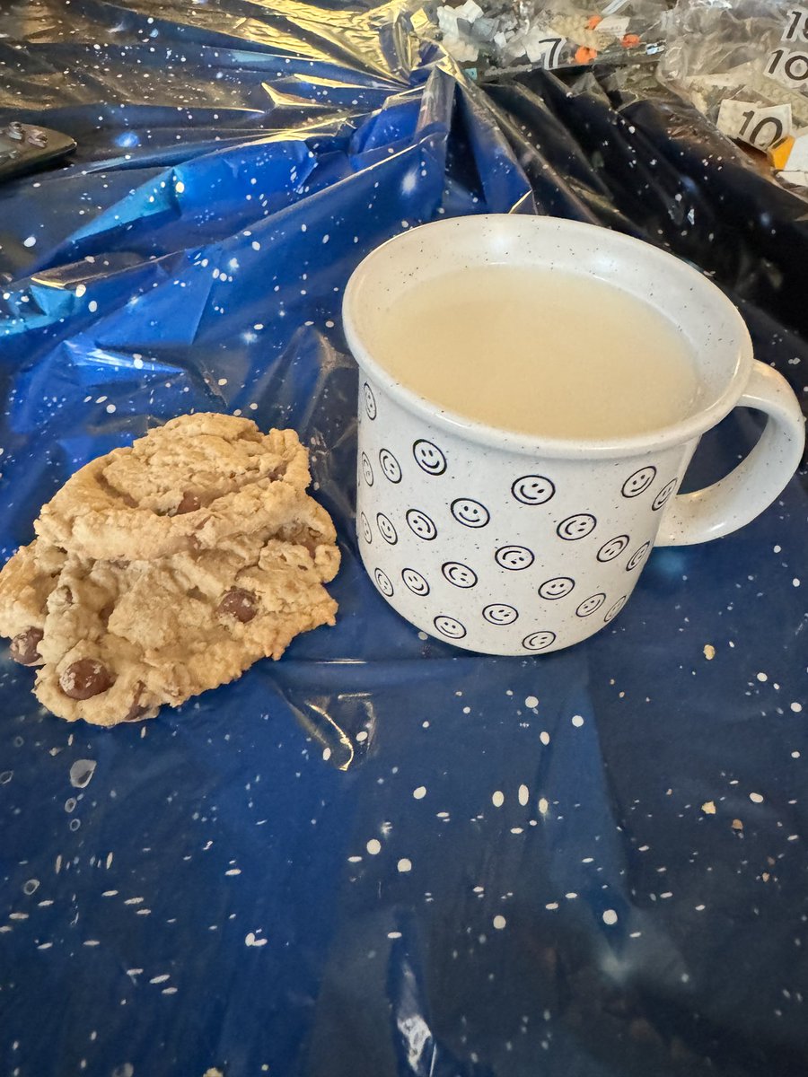 jasonrolsen's tweet photo. Some days, when you’ve been stressed and have lost it at a co-worker, you just need a cup of cold milk and a couple of cookies. Care to join me? Happy dunking! https://t.co/ncDMwv7Yid