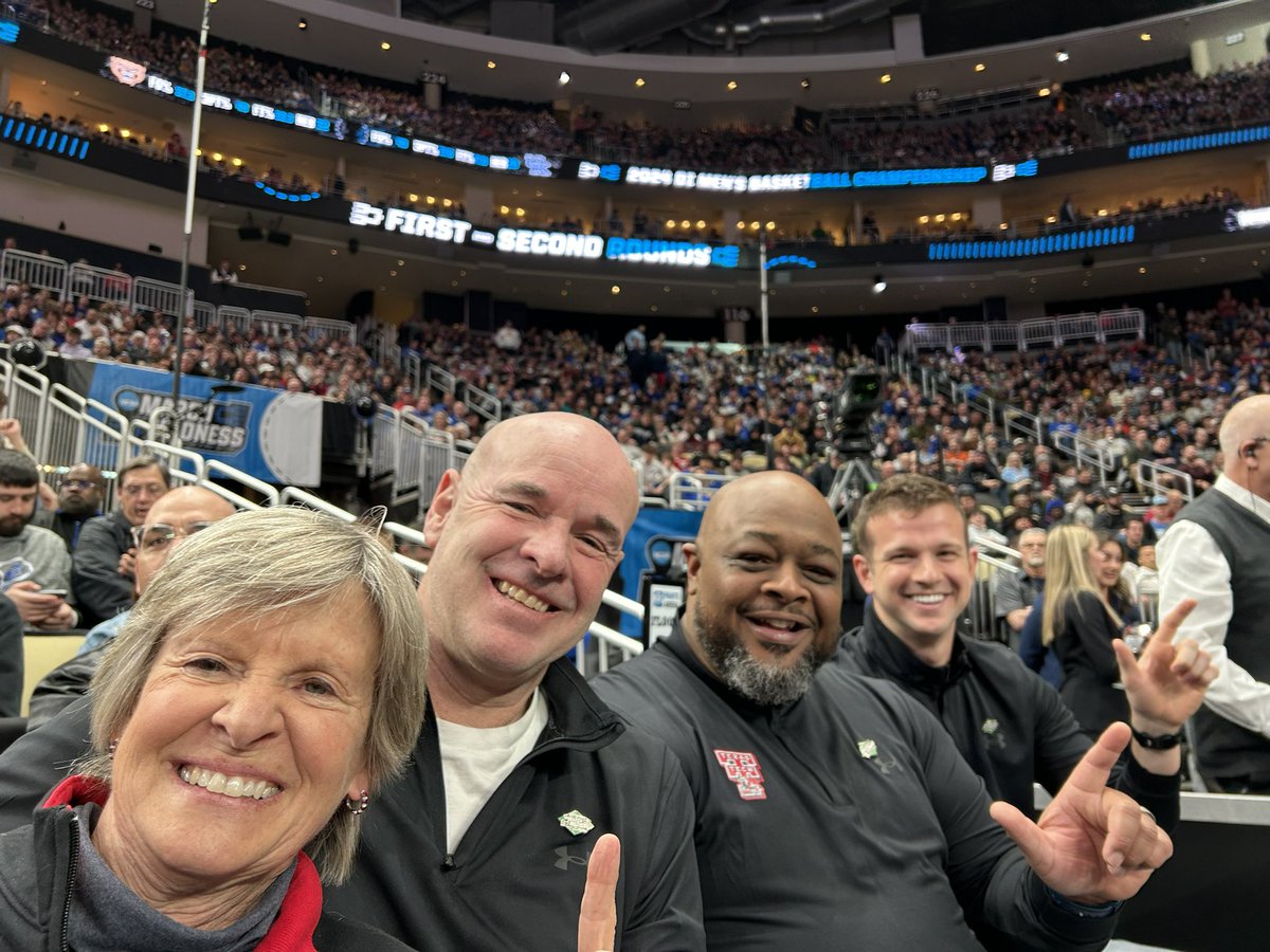 SharonCurtisLaw's tweet photo. @MarchMadnessMBB #selfieme https://t.co/jnZycICbTT