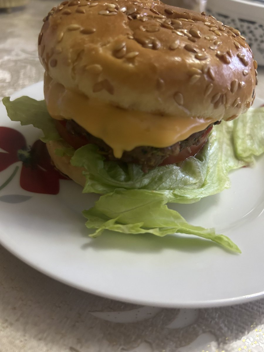 mishiswishie's tweet image. GUYS GUYS IVE BEEN WAITING FOR THIS MOMENT!!
Eating a burger! Say the thing!