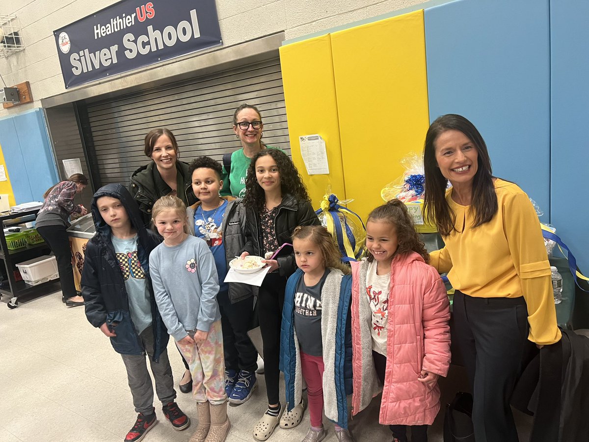 MTSD_DPedroza's tweet photo. MTES One Book One School Family Night was a Success 💙💛 @MTESDragons @MTESMediaCenter @MTESVP https://t.co/knz3f6UG3i