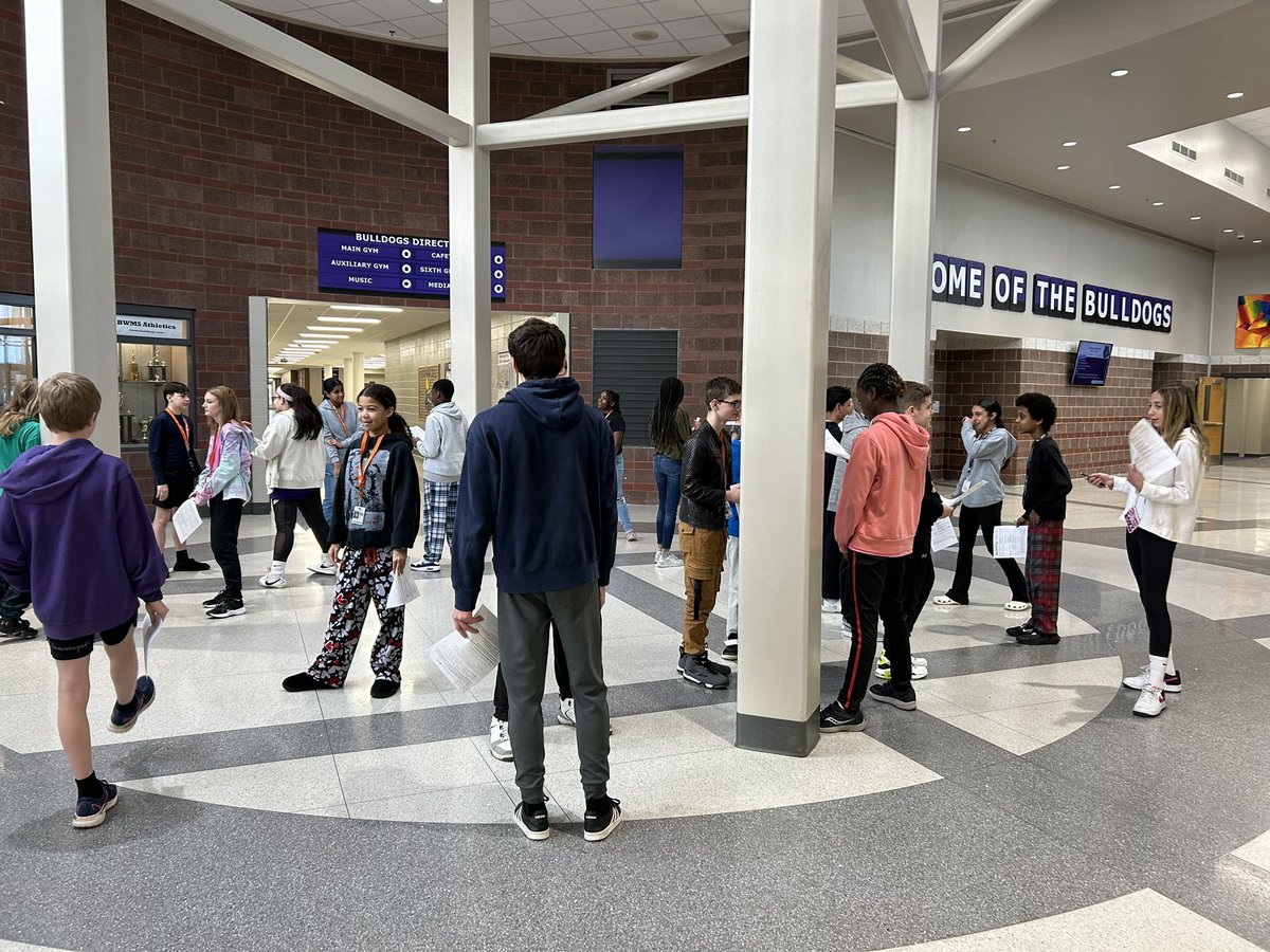 BburgHPE's tweet photo. Ss in @Brooks01CL #HealthEd class practice #refusalskills in variety realistic scenarios. Better eye contact & assertiveness w ⬆️ practice. Thx @MsEmilyZien for graphic of newly revised @SHAPE_America standard. #SkillsBasedHealth #NHES4 https://t.co/GU6d4ZLxQu