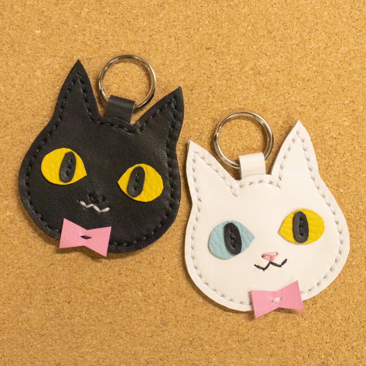 GROOVE_handmade's tweet photo. 僕の飼い主様募集中!にゃん!🐾
クリッとした大きな目がチャームポイント👀💖な猫さんキーホルダーは、黄色い目の黒猫さんと、オッドアイの白猫さんの二色展開となっております✨
あなたはどちらの子の家族になってくれますか?🐈
お求め希望の方はDMにて💭💕
¥900 https://t.co/0MsoNKkPCF