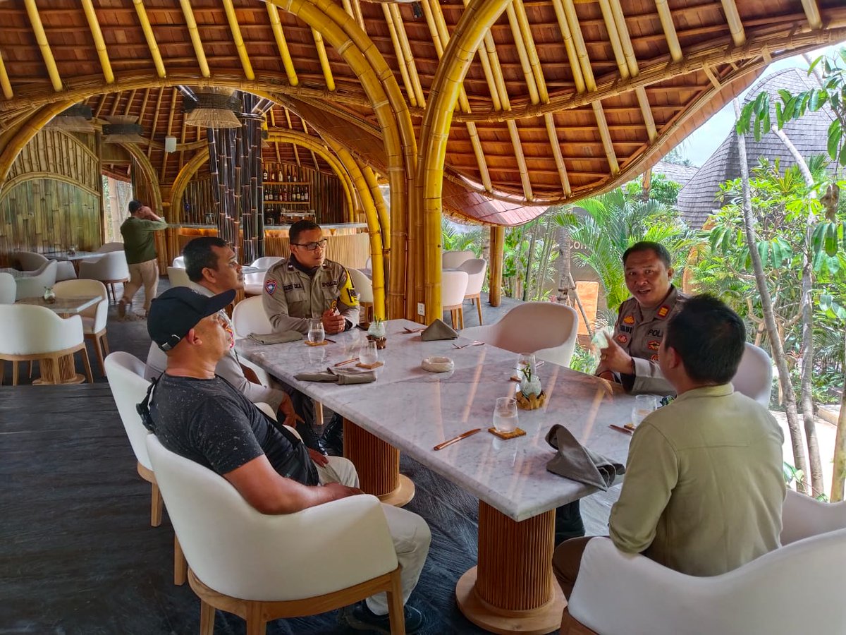 PTampaksiring's tweet photo. #JUMATCURHATKAPOLSEKTAMPAKSIRING 

Pada hari Jumat  tanggal 22 Maret  2024, pkl. 09.00 Wita bertempat di Villa Bambutel Banjar Manik Tawang Desa Manukaya Kecamatan Tampaksiring, Polsek Tampaksiring Melaksanakan Kegiatan Jumat Curhat /Pengaduan Keliling " Program Kapolres Gianyar. https://t.co/LyxaLTbiDk
