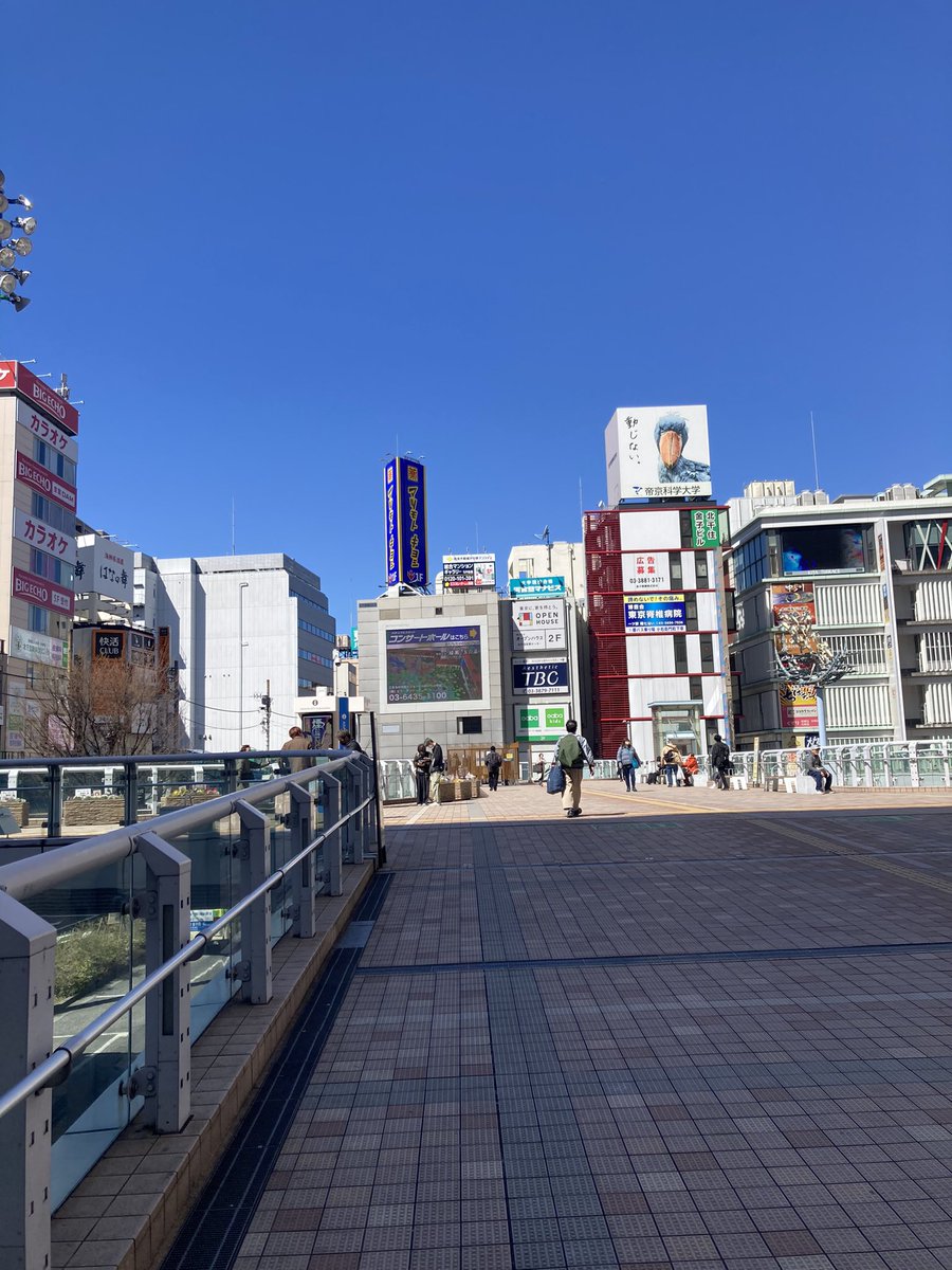 青空が澄み渡っています。
＃北千住