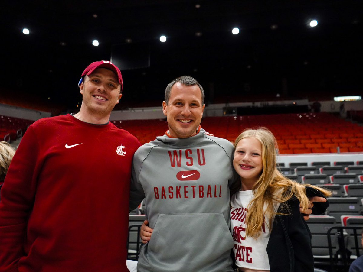 Shout out to @CoachDickert and @RSchlaeg_WSUFB for supporting in Beasley tonight‼️ #GoCougs // #WBIT