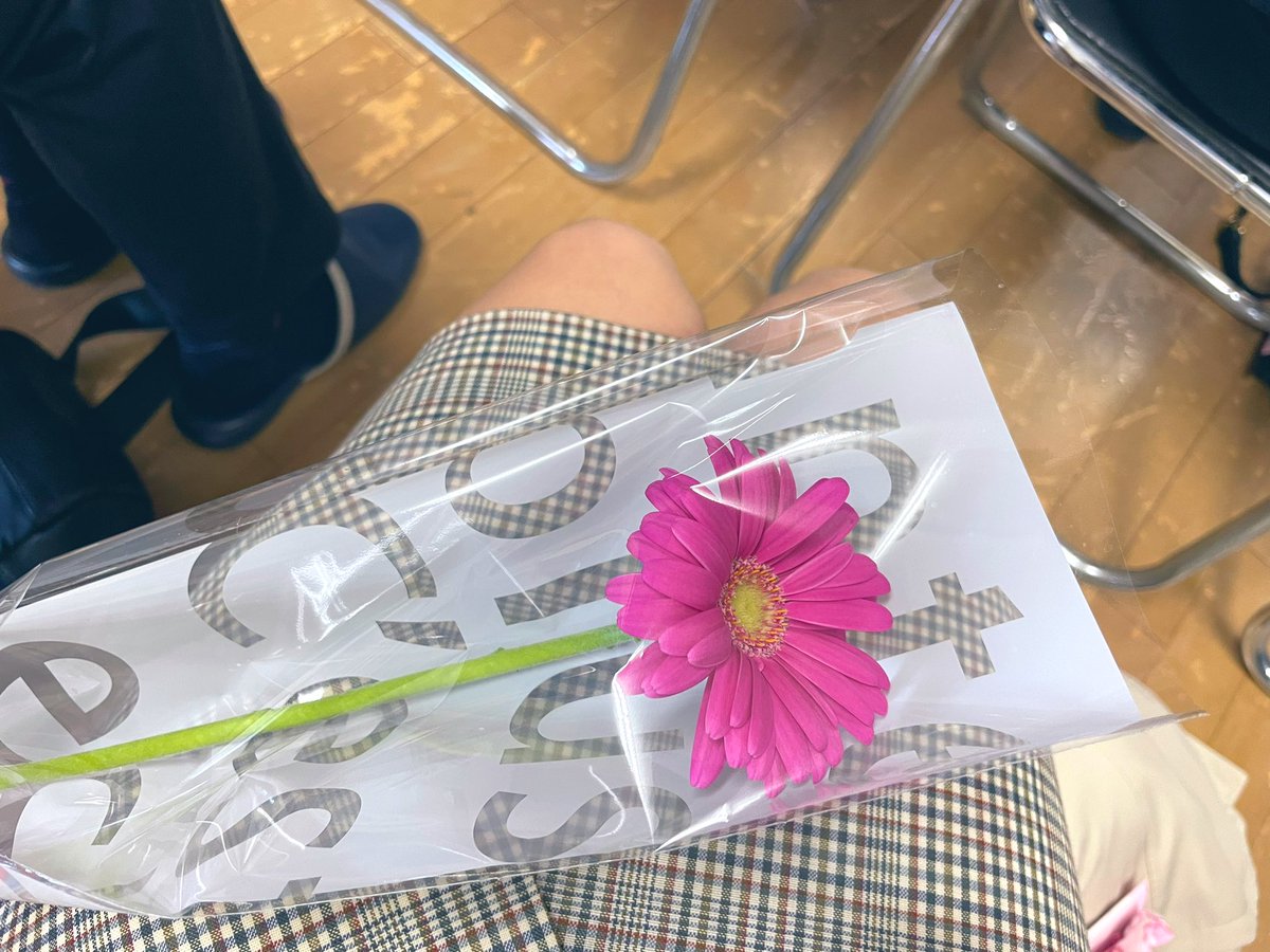 ancooklove's tweet photo. 娘の卒園式でした🌸

サプライズで子供から保護者への花のプレゼント💐
うるっとこないわけがない。

卒園おめでとう。

一気に少女らしくなったなぁ。なんか。 https://t.co/PUW7jbOEgK