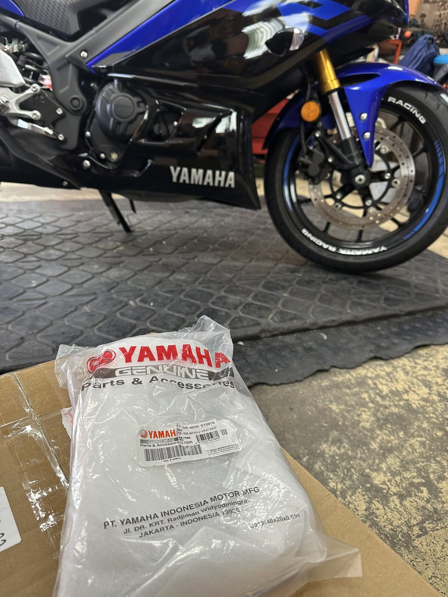 YZF-R25のローダウンです！
某メーカーのショートサイトスタンド注文したらヤマハ袋で送られて来たし笑
某メーカーさん定価1万数千円
ヤマハの部品番号で注文したら3千数百円
やってんな〜💩