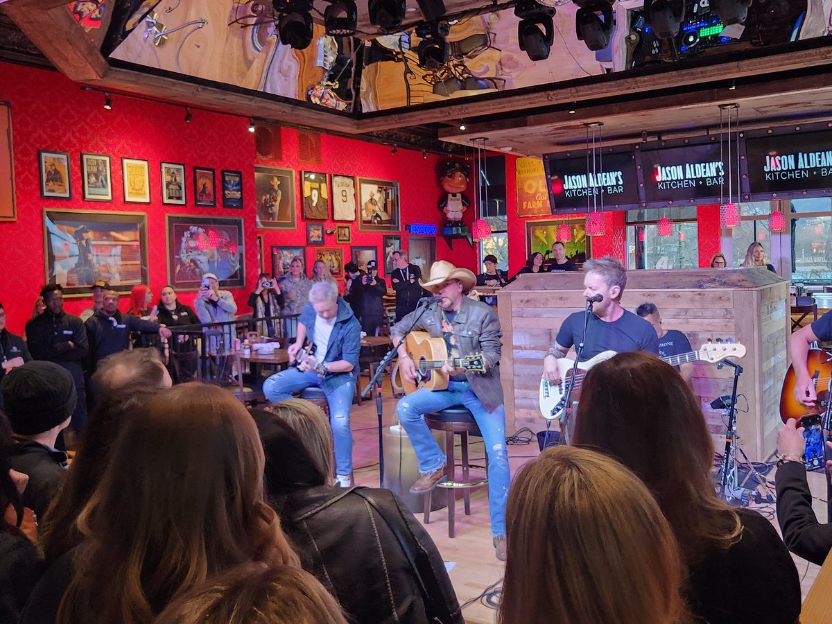 Fans of Jason Aldean tweet media