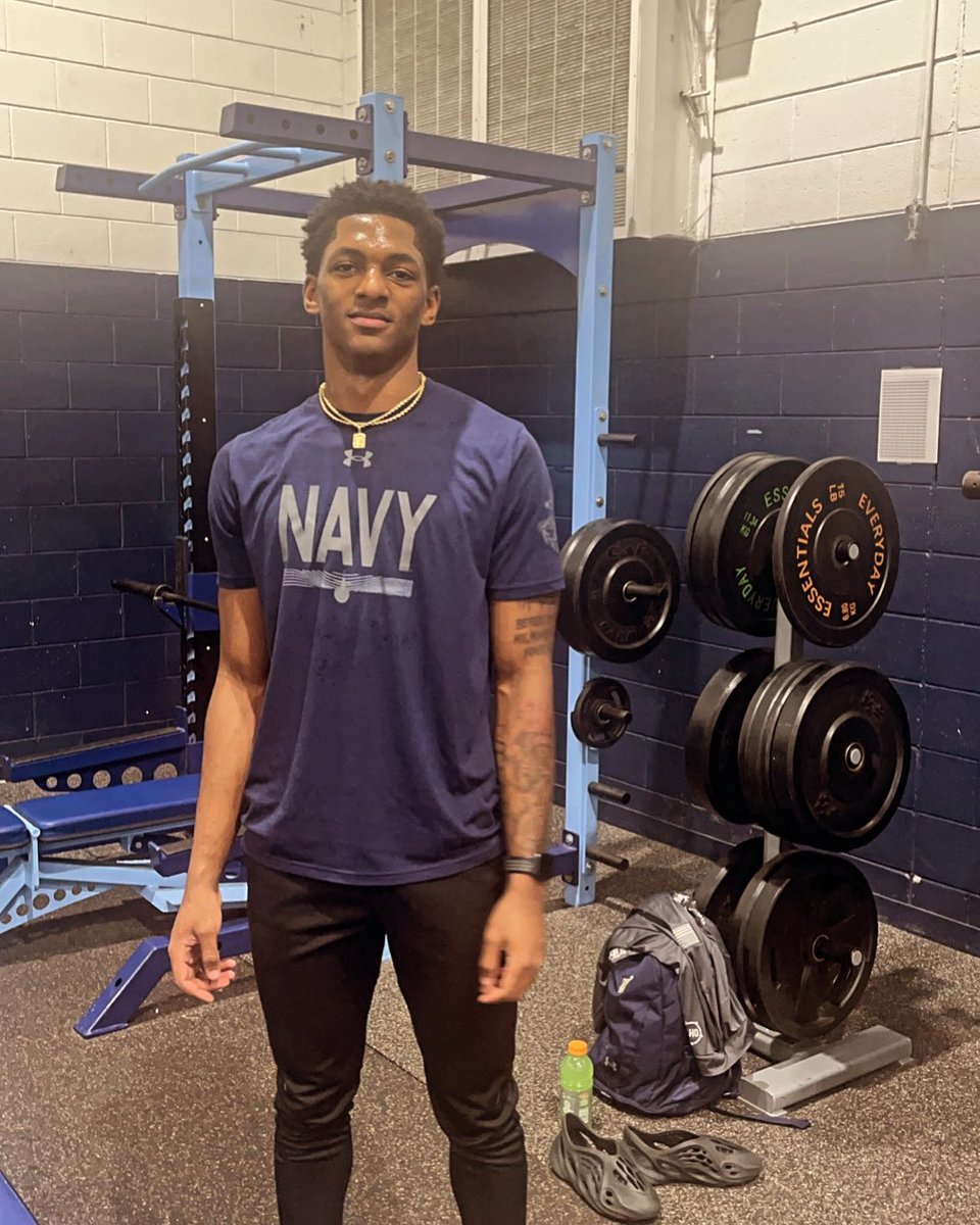 Alumni <a href="/Jus10Ross_/">Justin Ross</a> Ross  former Defensive Back for Hunter Huss stopped by to workout and speak with our student athletes