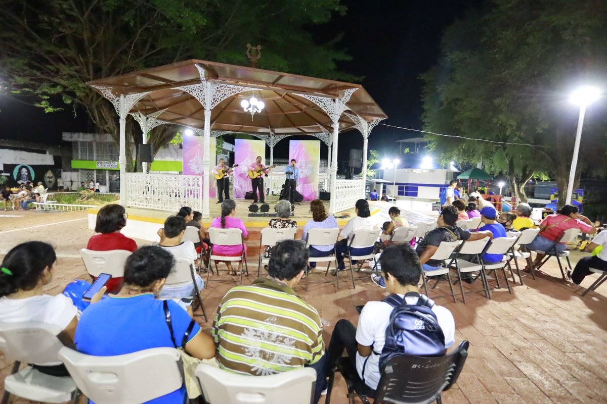 CentroInforma's tweet photo. La combinación entre las notas de guitarra y las voces de los integrantes del Trío Los Bardos, amenizó esta noche el ambiente en el parque público principal Tierra Colorada, Col. José María Pino Suárez. La presentación musical marcó la conclusión de actividades en la segunda jornada del #TercerFestivalGuayacánYMacuilí2024.