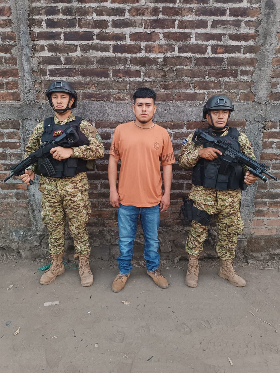 This MS-13 terrorist was photographed as he flashed gang signs in traffic. 4 hours later, he was in police custody and facing 20+ years in prison. El Salvador plays no games. 🇸🇻