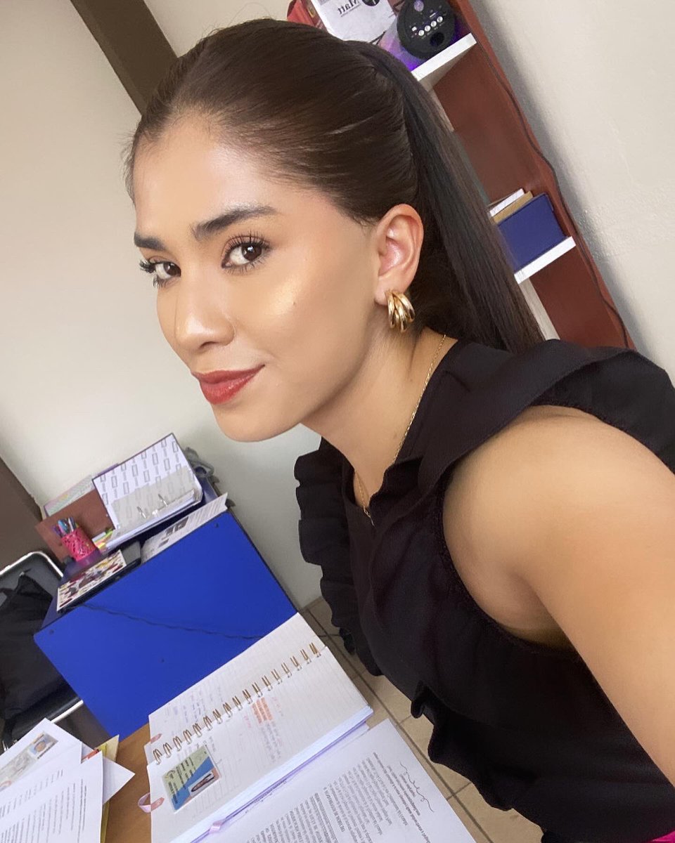 ericastro1923's tweet photo. Un 21 de marzo de 2023 siendo servidora pública y un 21 de marzo un año después ejerciendo mi profesión. Hoy puedo decir que al qué le gusta perseverar, alcanza sus sueños y metas en donde sea que encuentre🥹♥️⚖️
Dos escritorios diferentes con los mismos sueños y metas♥️ https://t.co/fgFbnzam9o