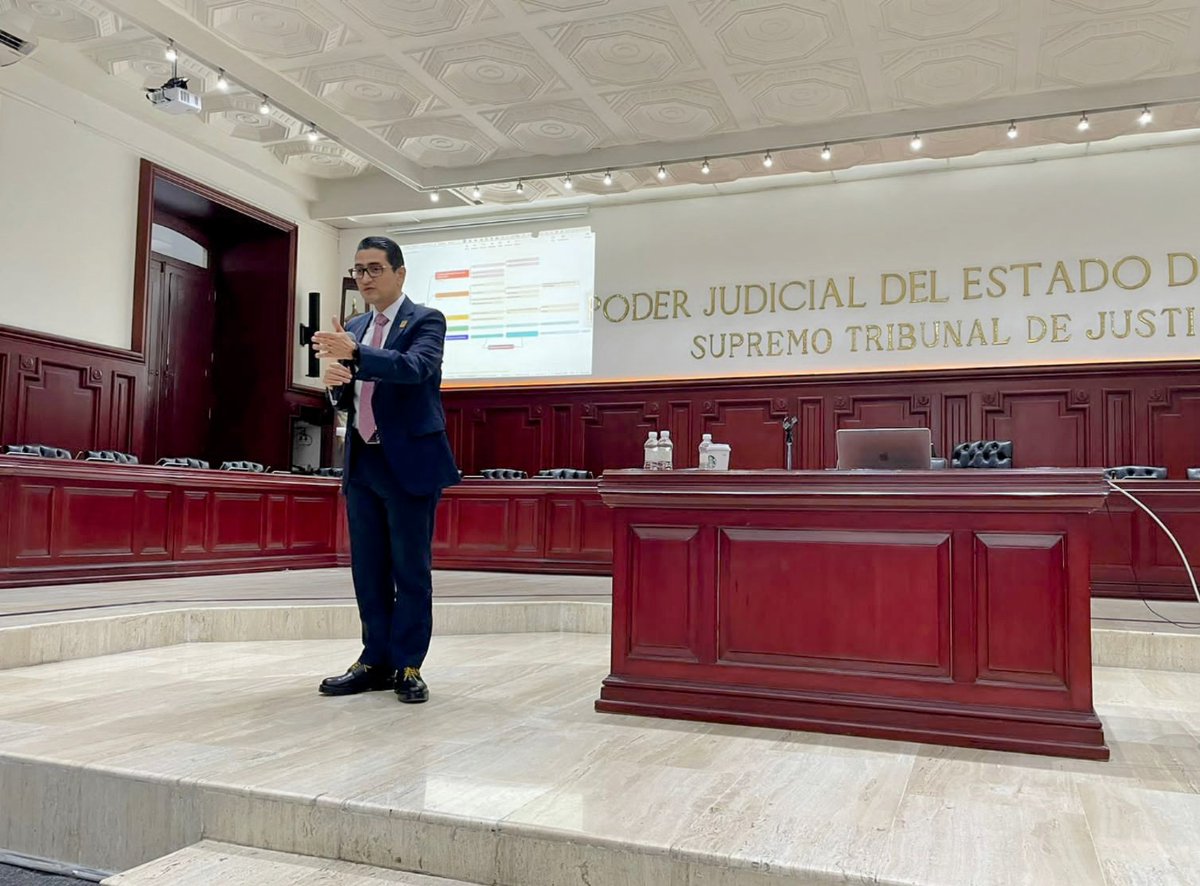 Esta tarde, personal de Salas Civiles y Juzgados continuaron con su capacitación para la implementación del Nuevo Sistema de Justicia Civil y Familiar, con el Módulo VII a cargo del Magistrado del <a href="/PJEQuintanaRoo/">Poder Judicial Estado de Quintana Roo</a>, Gustavo del Rosal Ricalde, con el tema "Recursos y Apelación"