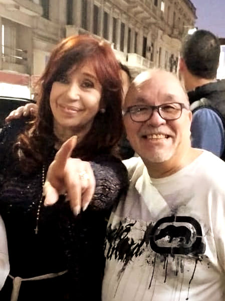 GimenezCarlosA's tweet image. A veces la vida te hace encontrar con quien más uno admira y respeta
Hoy 21 de marzo me encontré de casualidad con Cristina
Está hermosa, fuerte, positiva y con las ganas de siempre de trabajar por la Patria
Me vinieron más ganas de seguir militando
Sin dudas el 24 a la plaza