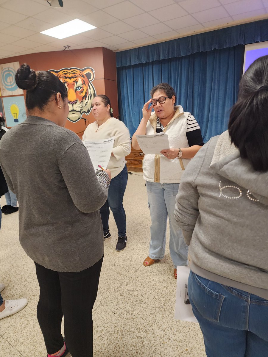 Adult ESL classes for our families in our community. Implementing Ellevation strategies, inside-outside circle, to get the learners to practice their English sentences. @estebantam @Jldiaz_1 @OrangeGroveAISD @MrsDaniCorrea @AldineEsl #Adultliteracymatters #ESL