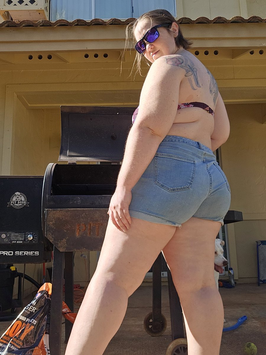 0312Jessica's tweet photo. After a week of cleaning this bad boy is ready and imm me smoking a pork butt this weekend!! #midsizegals #girlswhosmokemeat https://t.co/zaRlpCBGgs